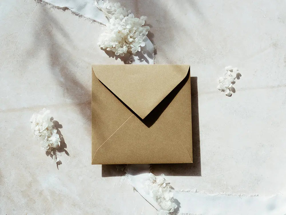 Sobre cuadrado de diseño moderno y exclusivo, ideal para invitaciones de bodas, eventos especiales o proyectos creativos. Disponible en diversos tamaños y acabados para adaptarse a tus necesidades.