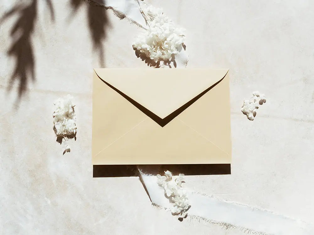 Sobre de moda tipo cuartilla elegante, ideal para invitaciones o correspondencia formal. Perfecto para papelería de alta calidad, disponible en varios colores y acabados.