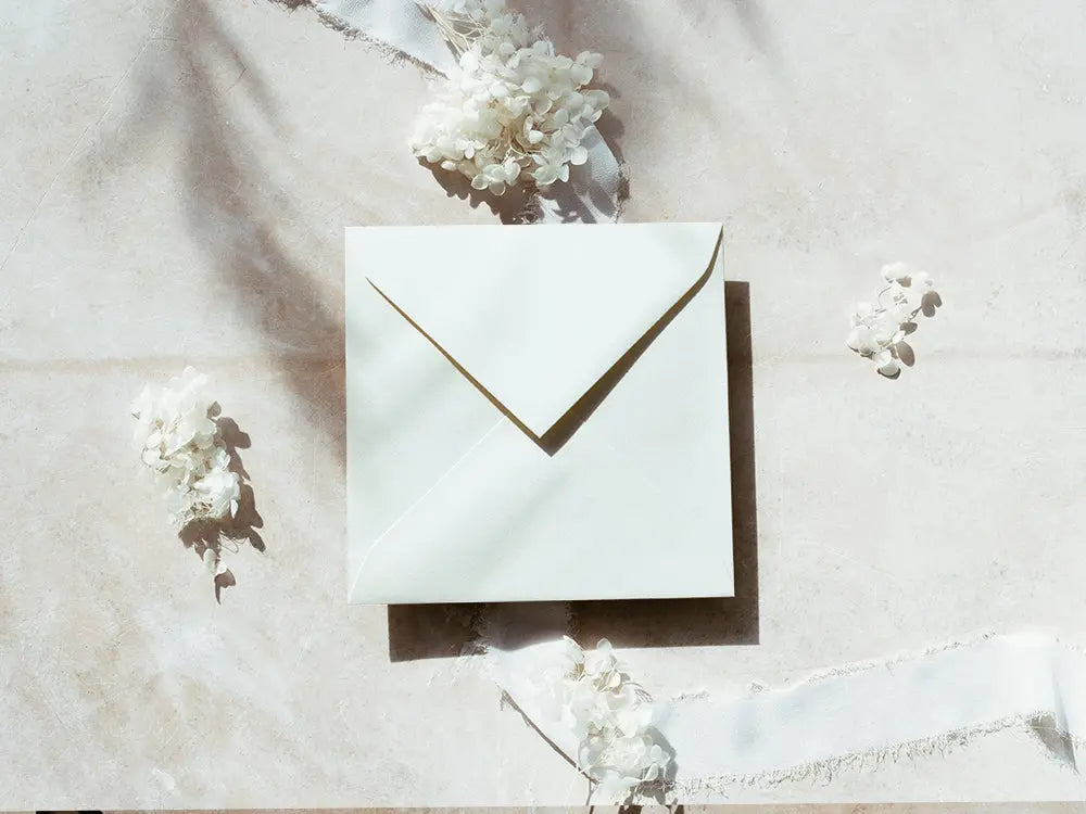 Sobre cuadrado de diseño moderno y exclusivo, ideal para invitaciones de bodas, eventos especiales o proyectos creativos. Disponible en diversos tamaños y acabados para adaptarse a tus necesidades.