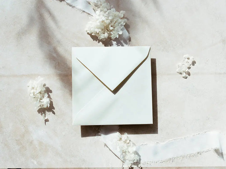 Sobre cuadrado de diseño moderno y exclusivo, ideal para invitaciones de bodas, eventos especiales o proyectos creativos. Disponible en diversos tamaños y acabados para adaptarse a tus necesidades.