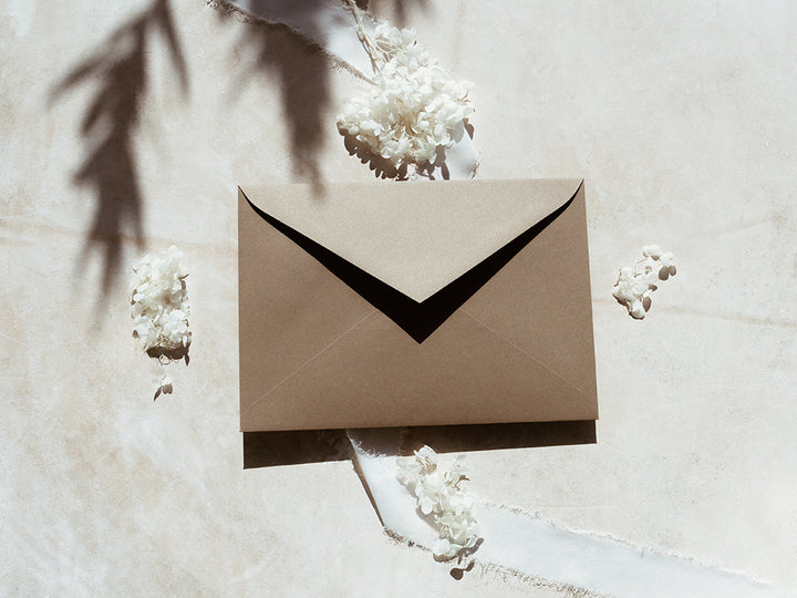 Sobre de moda tipo cuartilla elegante, ideal para invitaciones o correspondencia formal. Perfecto para papelería de alta calidad, disponible en varios colores y acabados.