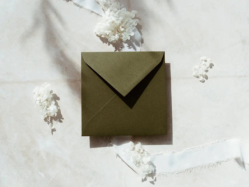 Sobre cuadrado de diseño moderno y exclusivo, ideal para invitaciones de bodas, eventos especiales o proyectos creativos. Disponible en diversos tamaños y acabados para adaptarse a tus necesidades.