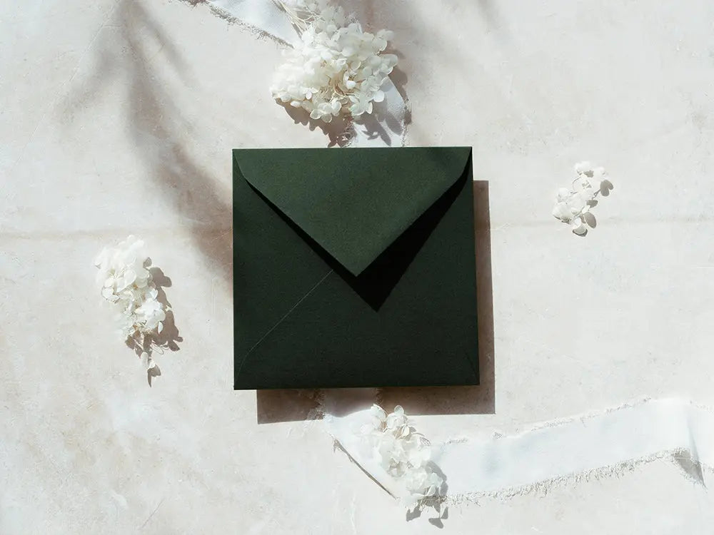 Sobre cuadrado de diseño moderno y exclusivo, ideal para invitaciones de bodas, eventos especiales o proyectos creativos. Disponible en diversos tamaños y acabados para adaptarse a tus necesidades.