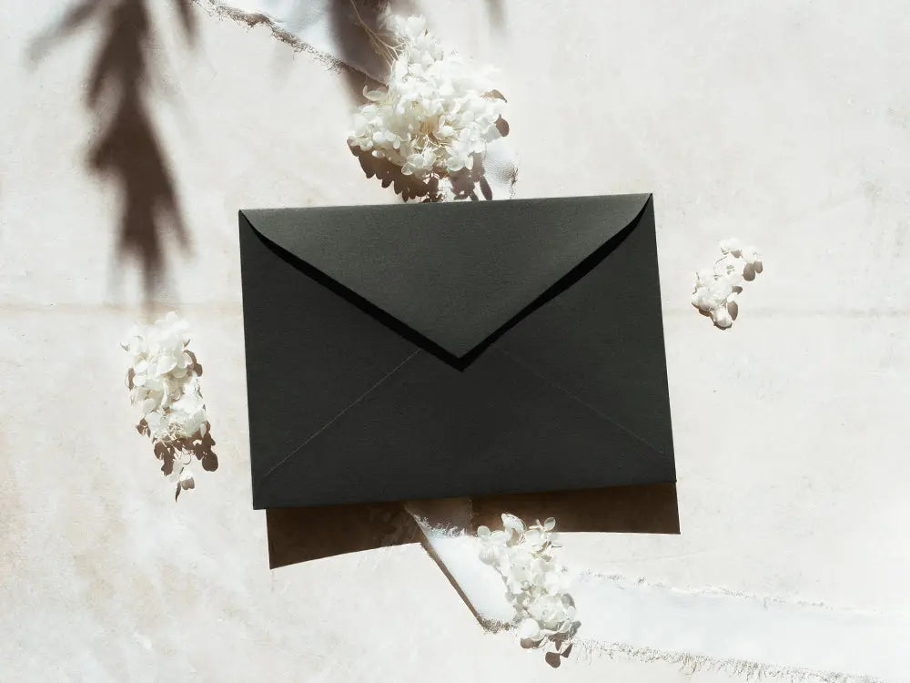 Sobre de moda tipo cuartilla elegante, ideal para invitaciones o correspondencia formal. Perfecto para papelería de alta calidad, disponible en varios colores y acabados.