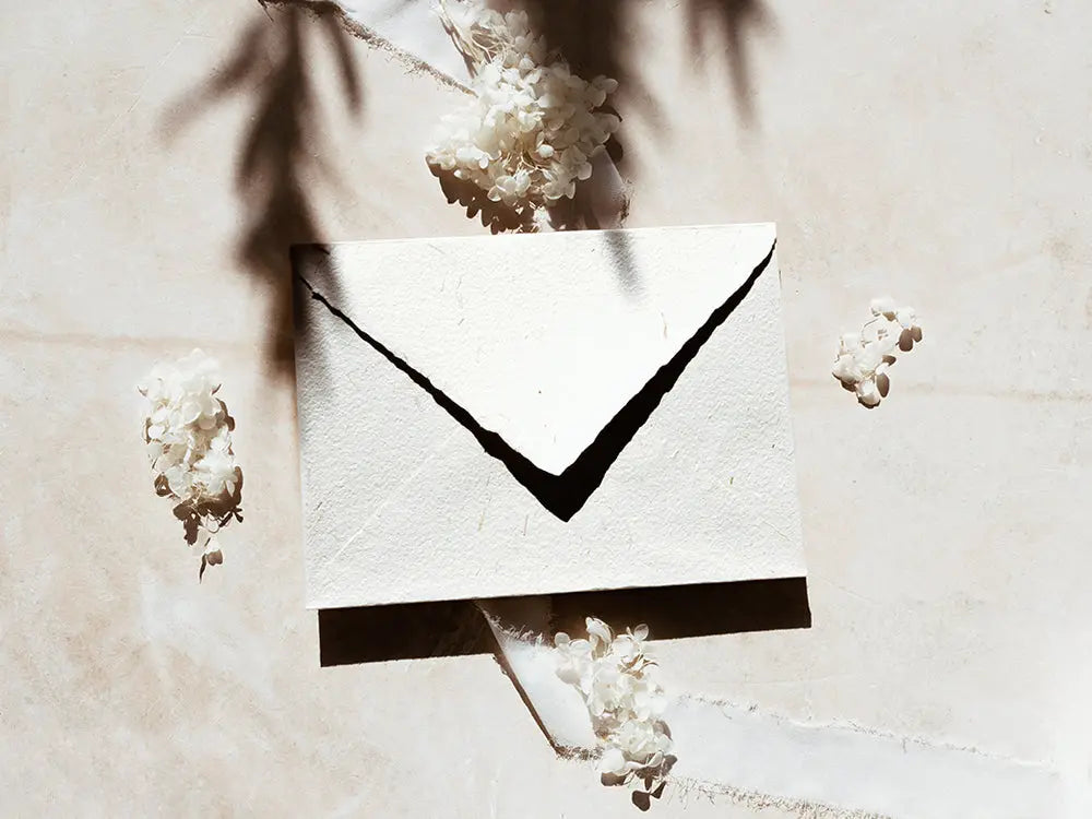 Sobre de moda tipo cuartilla elegante, ideal para invitaciones o correspondencia formal. Perfecto para papelería de alta calidad, disponible en varios colores y acabados.