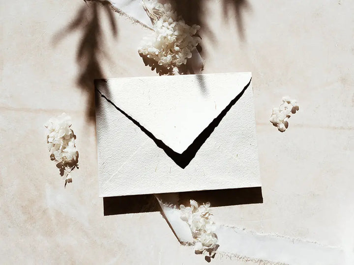 Sobre de moda tipo cuartilla elegante, ideal para invitaciones o correspondencia formal. Perfecto para papelería de alta calidad, disponible en varios colores y acabados.