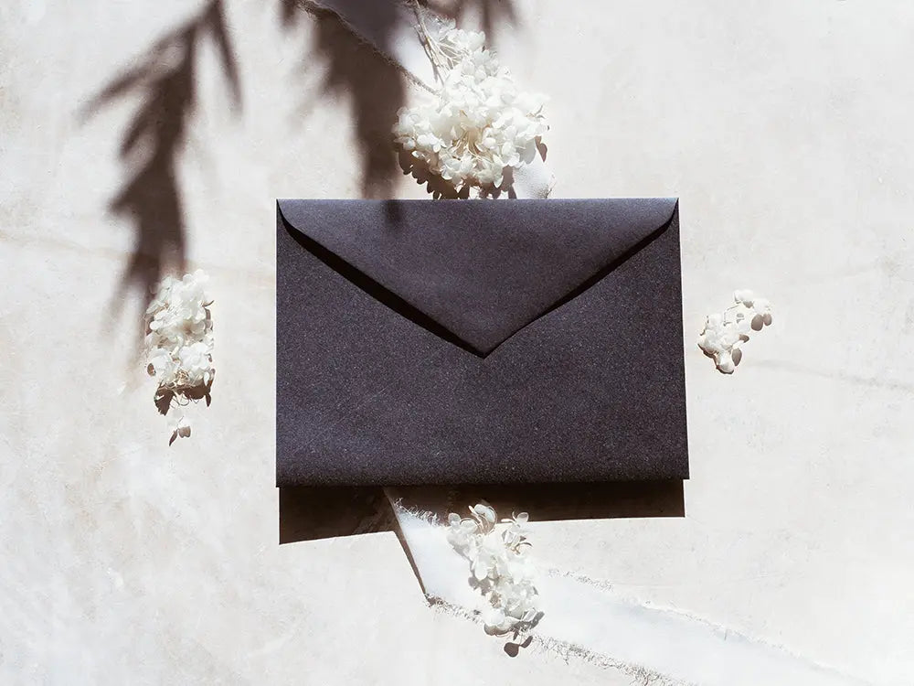 Sobre de moda tipo cuartilla elegante, ideal para invitaciones o correspondencia formal. Perfecto para papelería de alta calidad, disponible en varios colores y acabados.