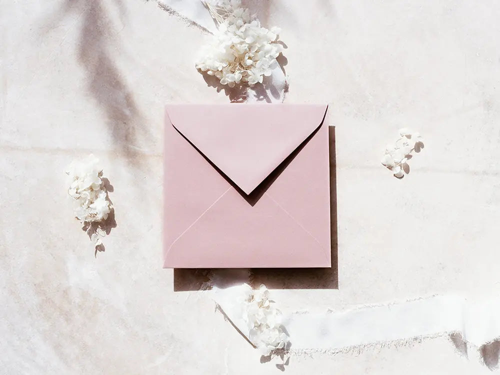 Sobre cuadrado de diseño moderno y exclusivo, ideal para invitaciones de bodas, eventos especiales o proyectos creativos. Disponible en diversos tamaños y acabados para adaptarse a tus necesidades.