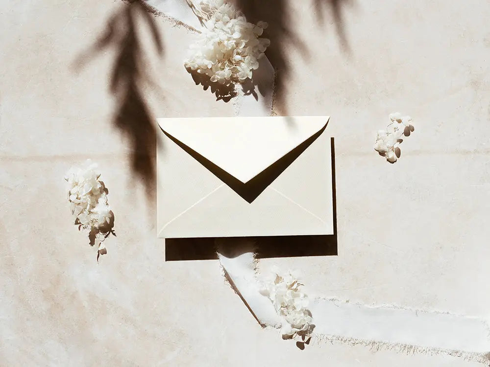 Sobre tipo ministro elegante, ideal para comunicaciones empresariales, invitaciones formales o documentos importantes. De diseño profesional y con acabado de alta calidad.