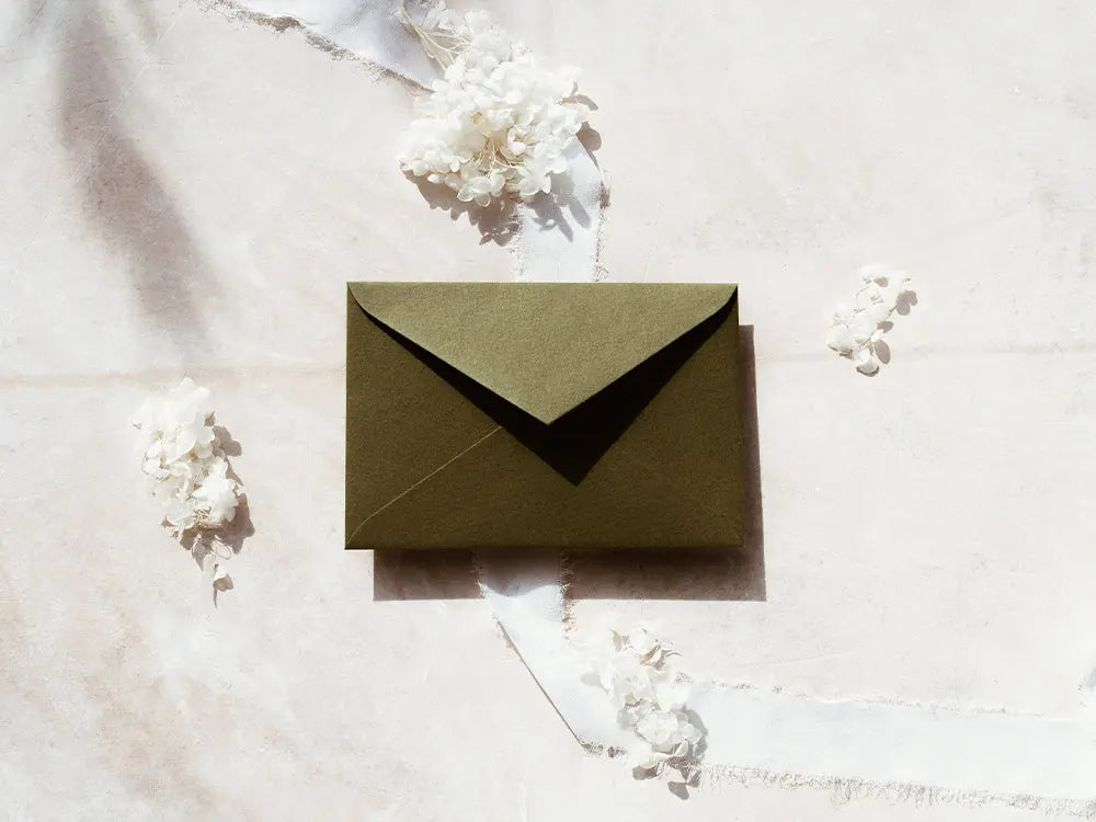 Sobre tipo ministro elegante, ideal para comunicaciones empresariales, invitaciones formales o documentos importantes. De diseño profesional y con acabado de alta calidad.