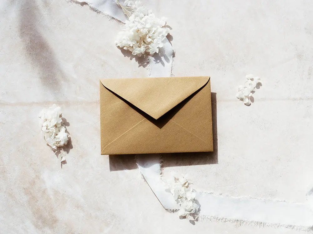 Sobre tipo ministro elegante, ideal para comunicaciones empresariales, invitaciones formales o documentos importantes. De diseño profesional y con acabado de alta calidad.