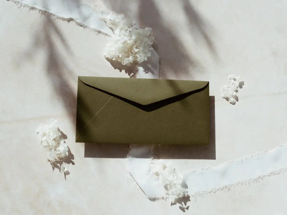 Sobre tipo americano clásico y sofisticado, perfecto para tarjetas de agradecimiento, invitaciones o cartas formales. Fabricado con materiales premium, ofrece una presentación de lujo.