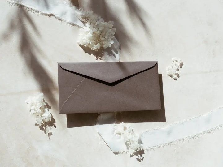 Sobre tipo americano clásico y sofisticado, perfecto para tarjetas de agradecimiento, invitaciones o cartas formales. Fabricado con materiales premium, ofrece una presentación de lujo.