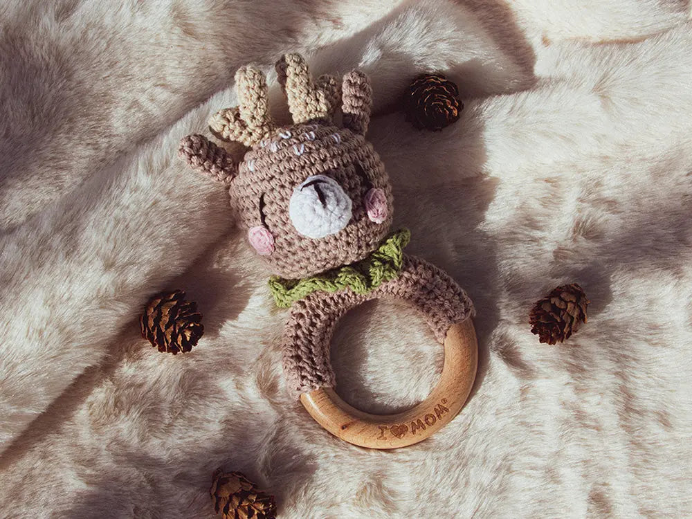 Sonajero de crochet Reno. Regalos únicos. Detalles hechos a mano para bebé. Sonajero hecho a mano. Sonajero animalitos. Sonajero sensorial.
