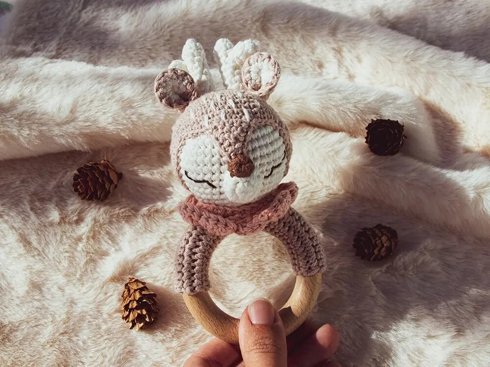 Sonajero de crochet Alce. Detalles personalizados. Regalos personalizados para bebé. Sonajero personalizado. Sonajero animalitos. Sonajero sensorial.