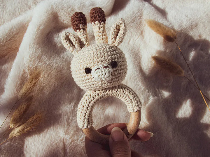 Sonajero de crochet Jirafa. Detalles personalizados para bautizo. Regalos personalizados para bebé. Sonajero personalizado. Sonajero animalitos. Sonajero sensorial.