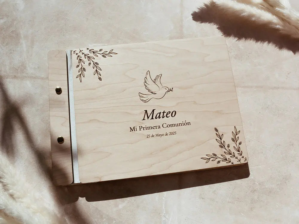 Detalles Primera Comunión personalizados. Libro de firmas de madera para comuniones. 
Álbum fotos madera para recuerdos especiales. Regalo ideal para la Primera Comunión.