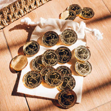 Monedas del Ratoncito Pérez fuera de la bolsa de tela