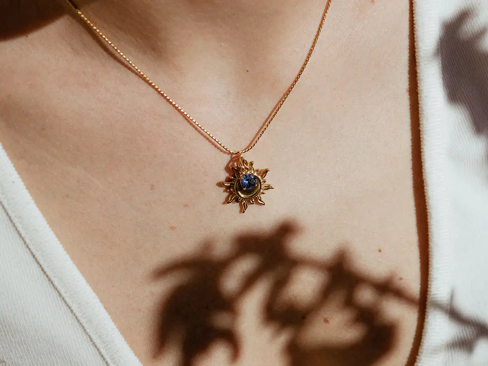 Collar en forma de sol. Colgante en forma de sol. Collar de acero inoxidable. Regalos que sorprenden. Ideas de regalo San Valentín.