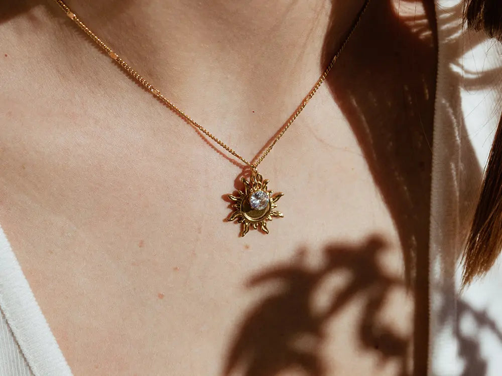 Collar en forma de sol. Colgante en forma de sol. Collar de acero inoxidable. Regalos que sorprenden. Ideas de regalo San Valentín.