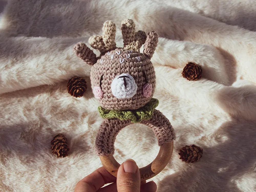 Sonajero de crochet Reno. Regalos únicos. Detalles hechos a mano para bebé. Sonajero hecho a mano. Sonajero animalitos. Sonajero sensorial.