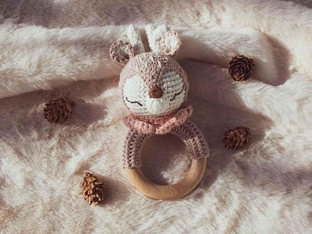 Sonajero de crochet Alce. Detalles personalizados. Regalos personalizados para bebé. Sonajero personalizado. Sonajero animalitos. Sonajero sensorial.