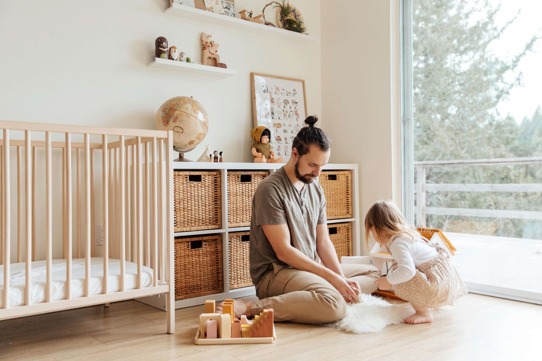 Un padre jugando con su hija en el Día del Padre