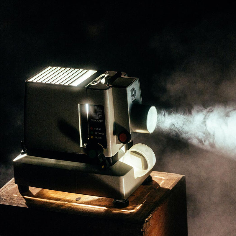 Proyector de cine antiguo en funcionamiento
