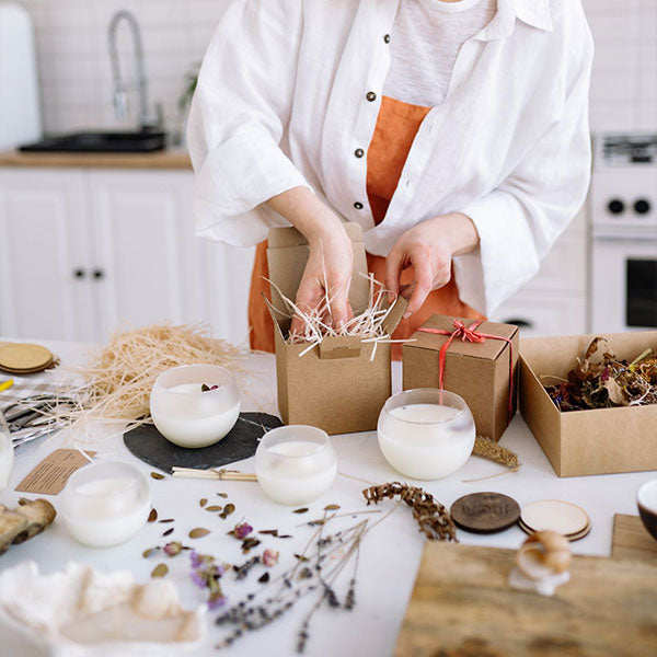 chica preparando un regalo