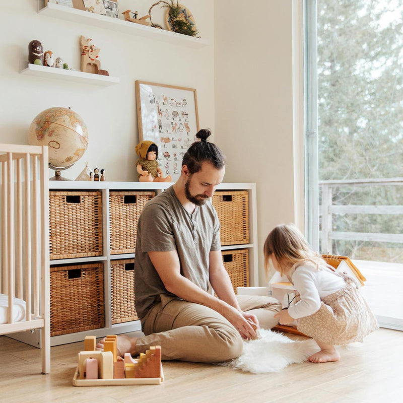 Un padre jugando con su hija en el Día del Padre