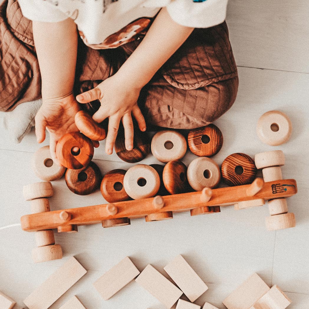 Niño jugando con piezas de madera