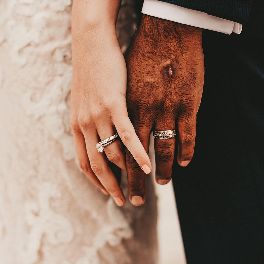 Plano detalle de dos manos de recién casados tocandose