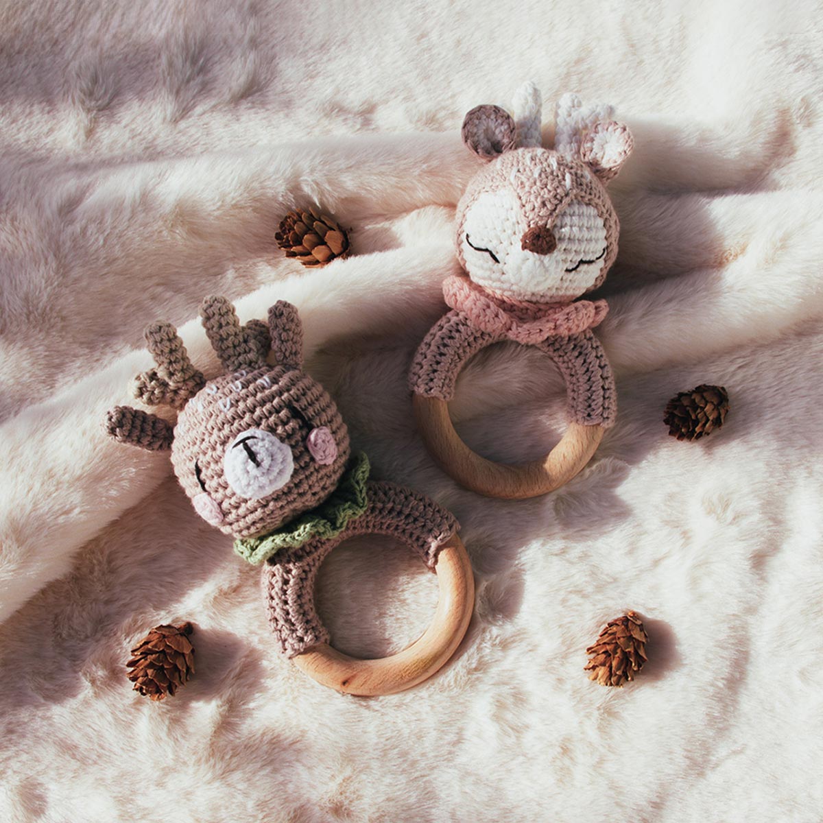Sonajeros de crochet de alce y de reno