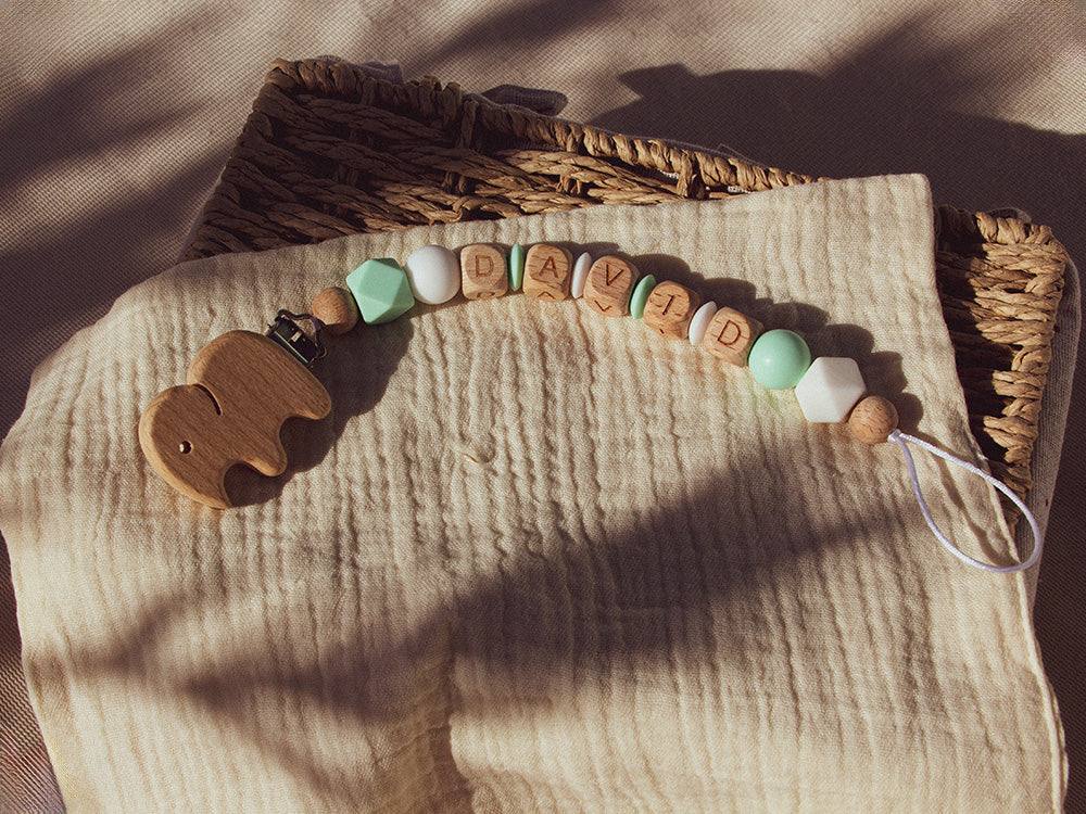 Chupetero madera con inicial animalitos. Chupetero madera con inicial elefante. Regalos hechos a mano para bebé. Detalles de madera. Chupetero sensorial. Chupetero personalizado. Detalles para bautizos. Detalles para bodas.