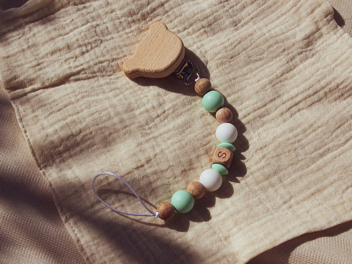 Chupetero madera con inicial animalitos. Chupetero madera con inicial osito. Detalles hechos a mano para bebé. Regalos sostenibles. Chupetero sensorial. Chupetero personalizado.