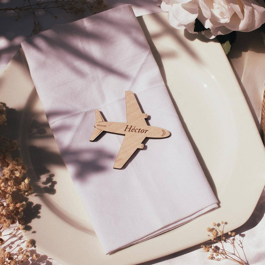 Marcasitios avión madera con nombre de invitado