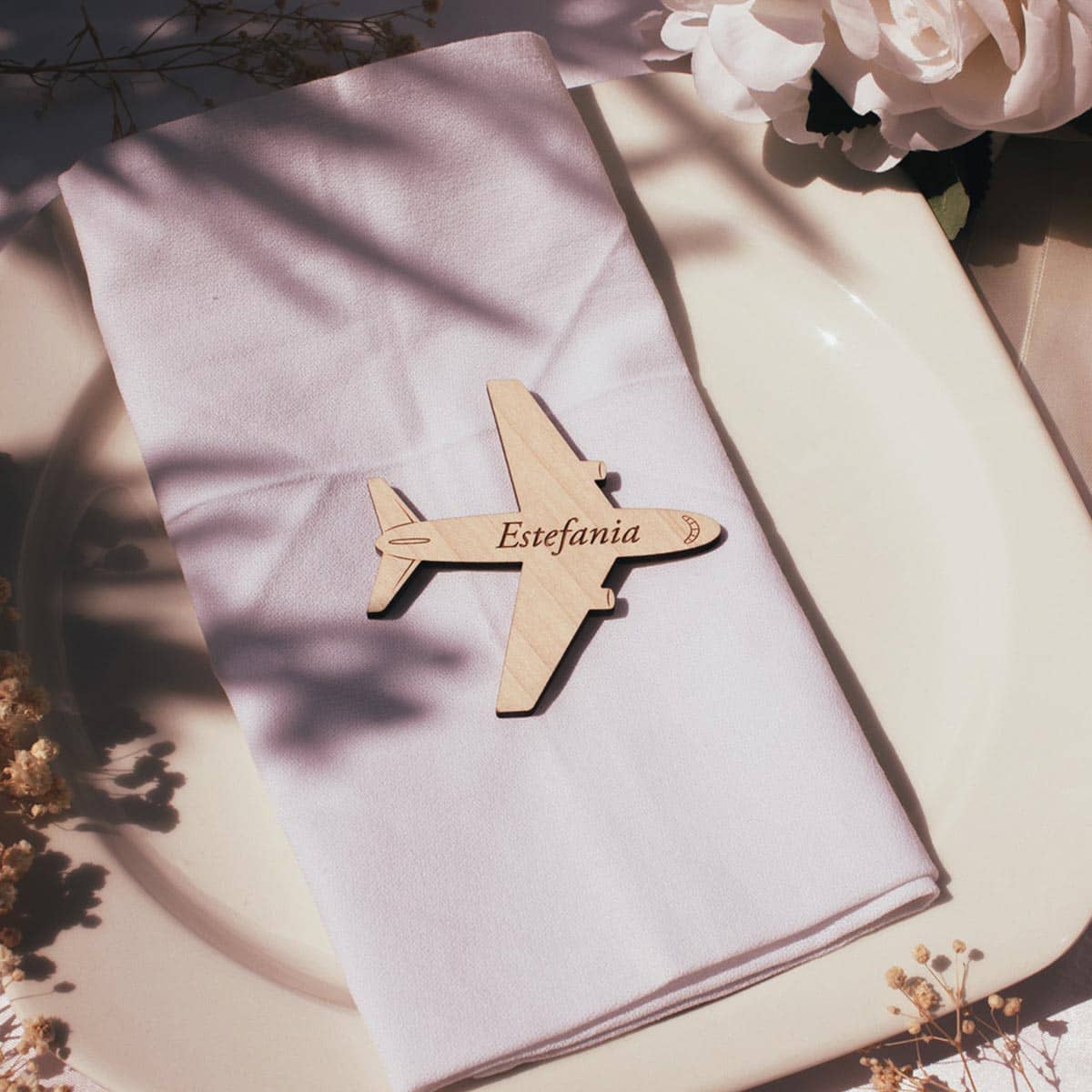 Marcasitios avión madera con nombre de invitado