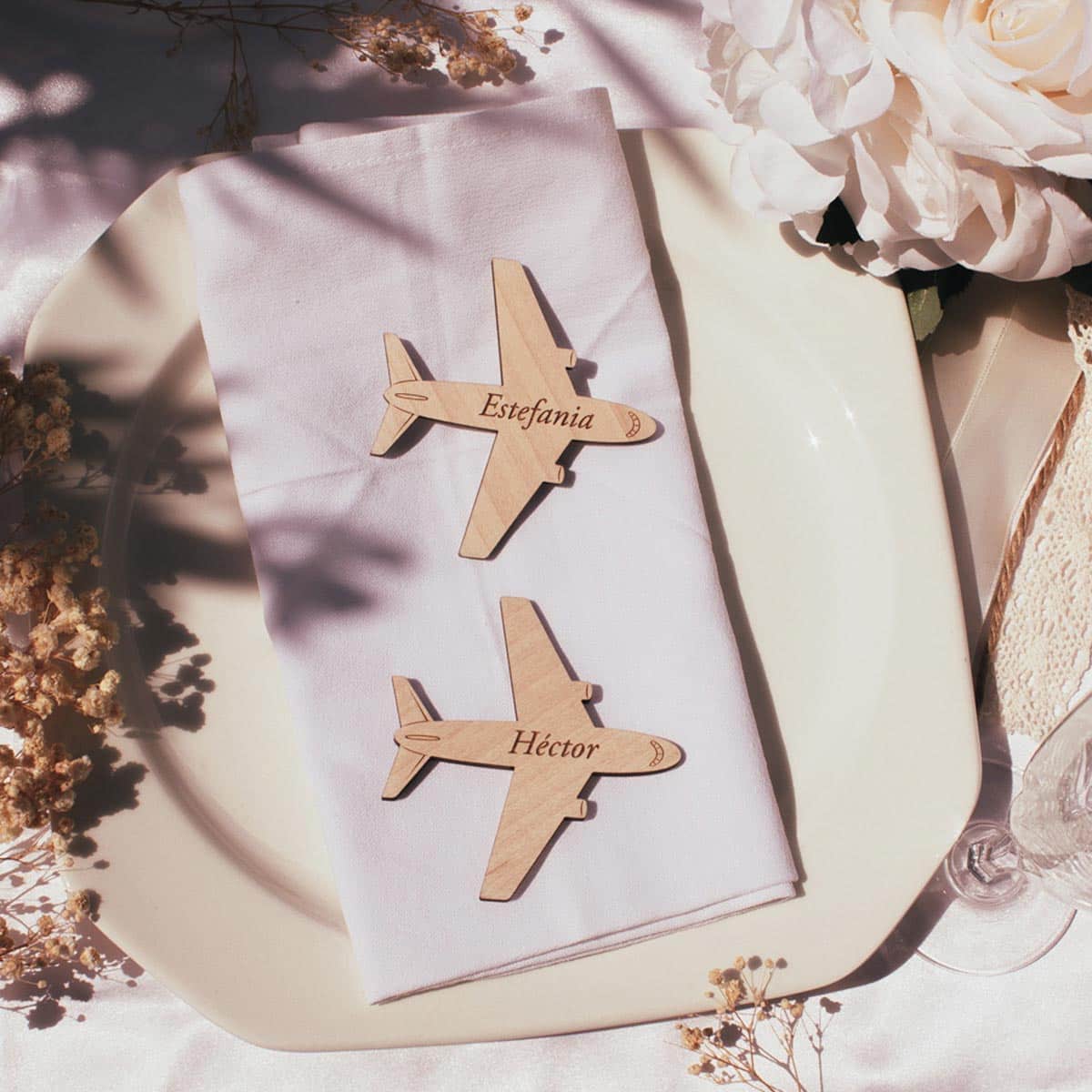 Marcasitios avión madera personalizado para boda