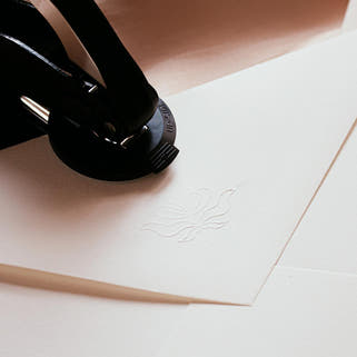 Sello seco personalizado plano detalle