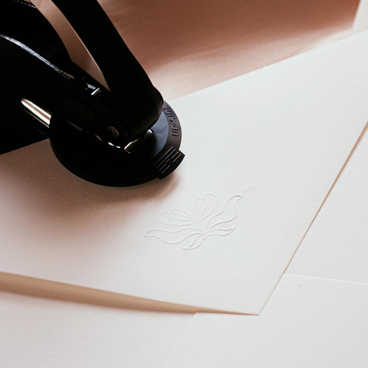 Sello seco personalizado plano detalle