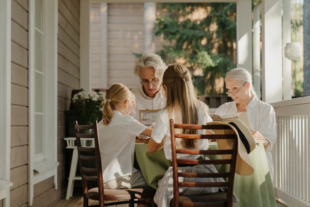 Abuelos desayunando con sus nietas