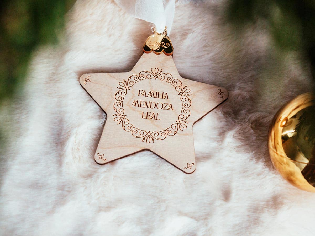 Adorno Estrella Navidad Personalizado Parte delantera en un fondo navideño