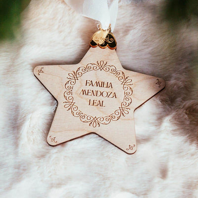 Adorno Estrella Navidad Personalizado Parte delantera en un fondo navideño