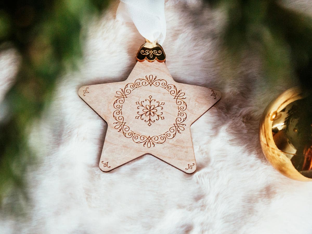 Adorno Estrella Navidad Personalizado Parte trasera en un fondo navideño