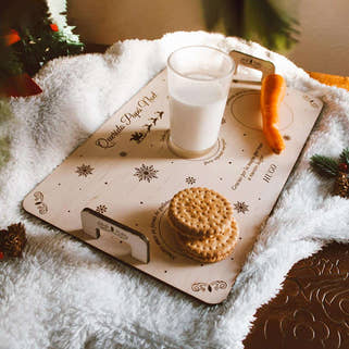 Bandeja Papá Noel personalizada con zanahorias, leche y galletas plano lateral