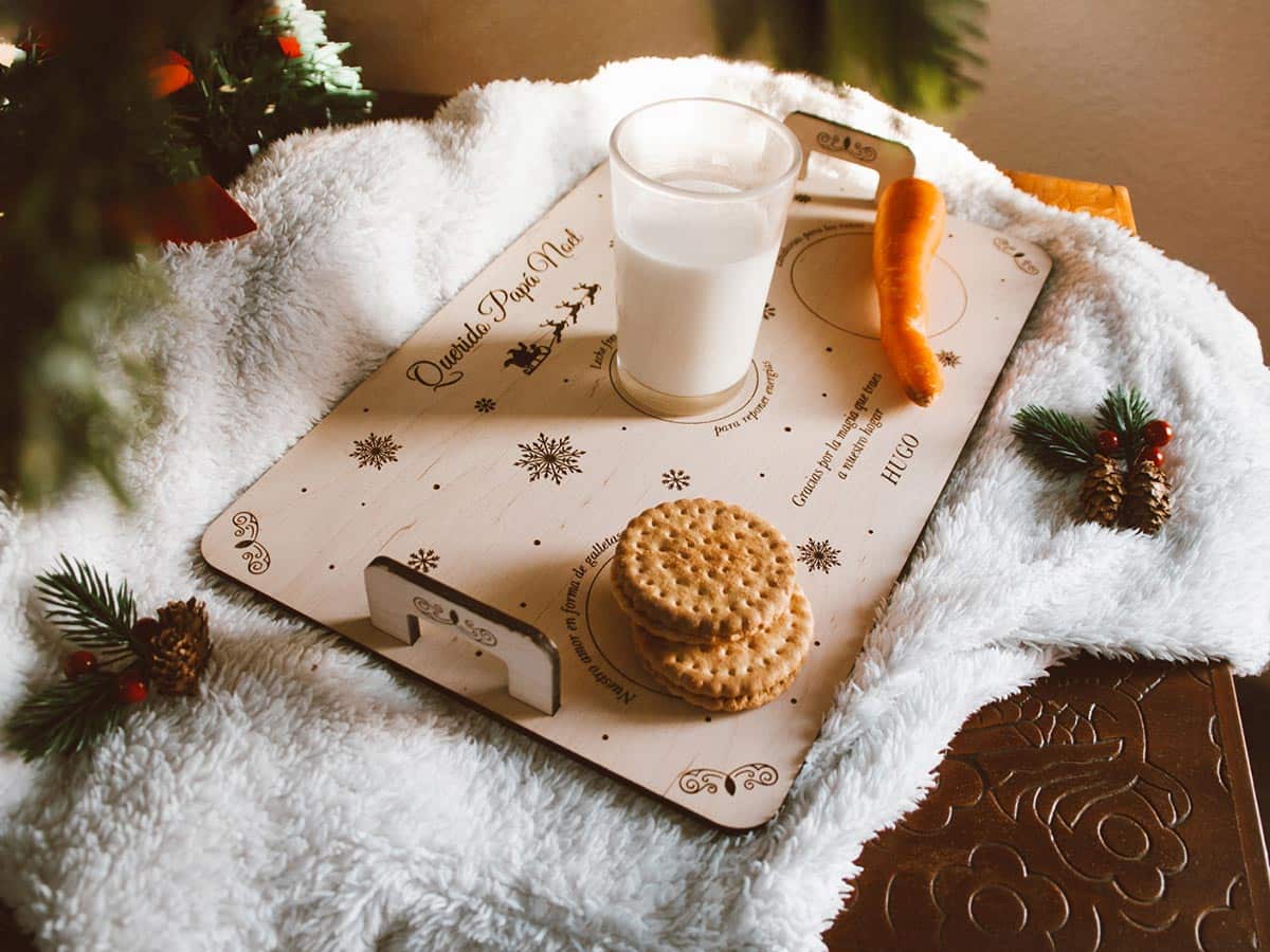Bandeja Papá Noel personalizada con zanahorias, leche y galletas plano lateral