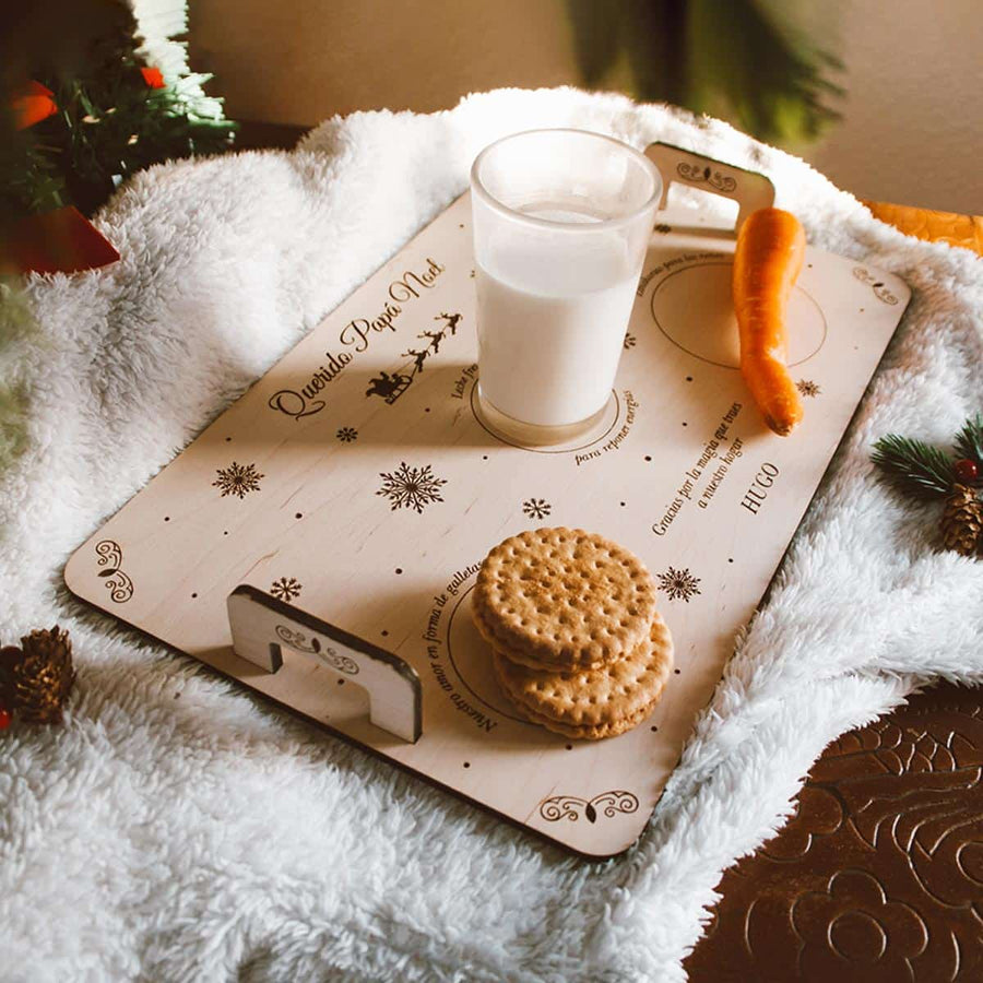 Bandeja Papá Noel personalizada con zanahorias, leche y galletas plano lateral