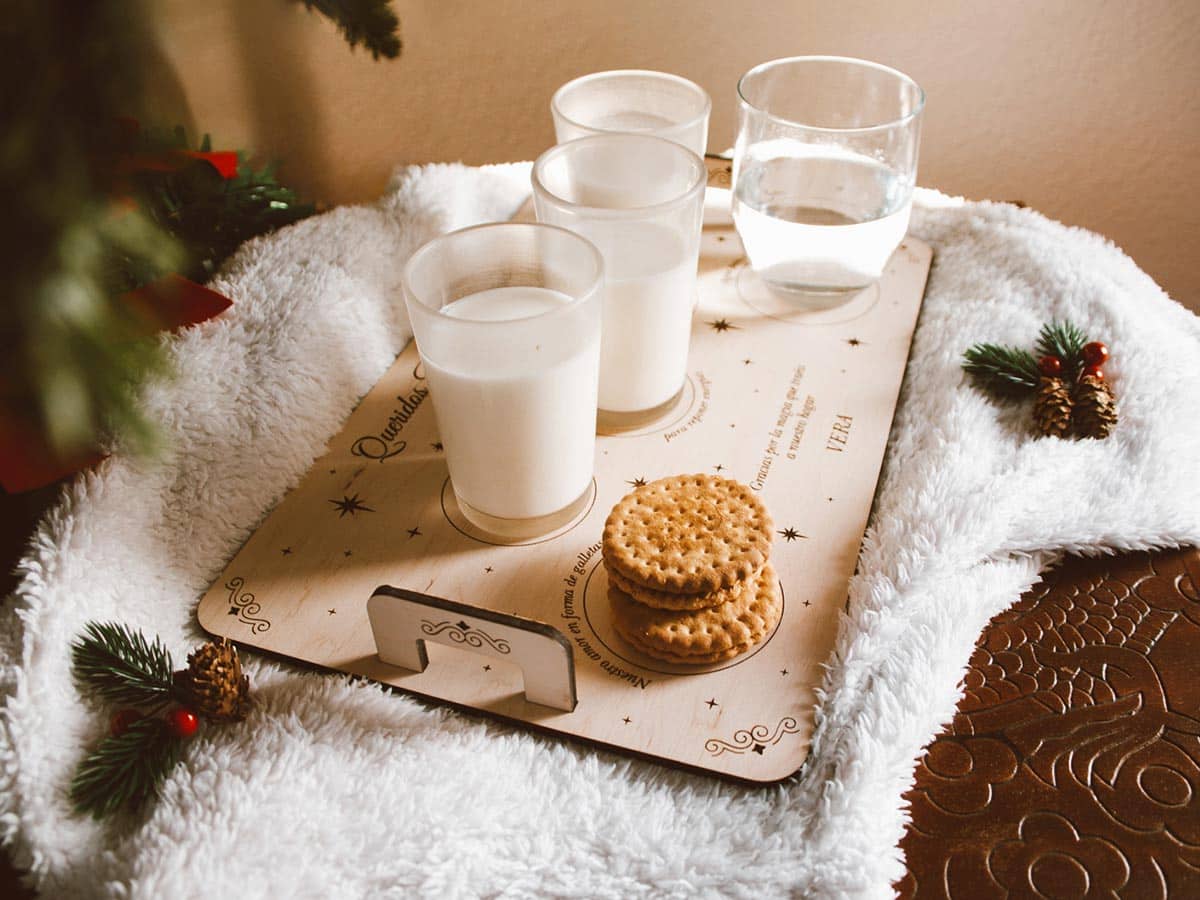 Bandeja Reyes Magos personalizada con agua, leche y galletas plano lateral