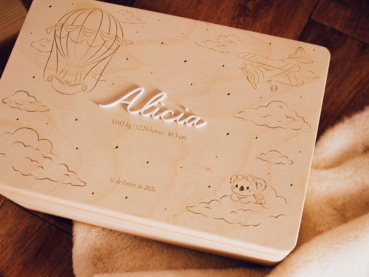 Caja nacimiento personalizada plano detalle koala