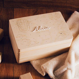 Caja de nacimiento bebé personalizada de madera con ilustración de koalas, nubes, globo aerostático y aeronave